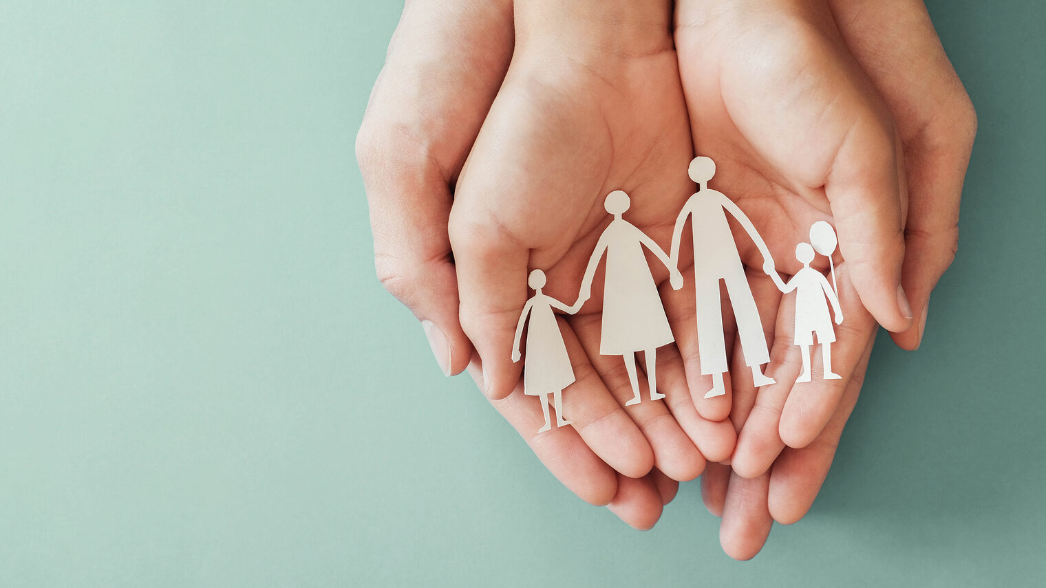Symbolbild: Hände mit einer Figuren-Familie Symbolbild: Hände mit einer Figuren-Familie