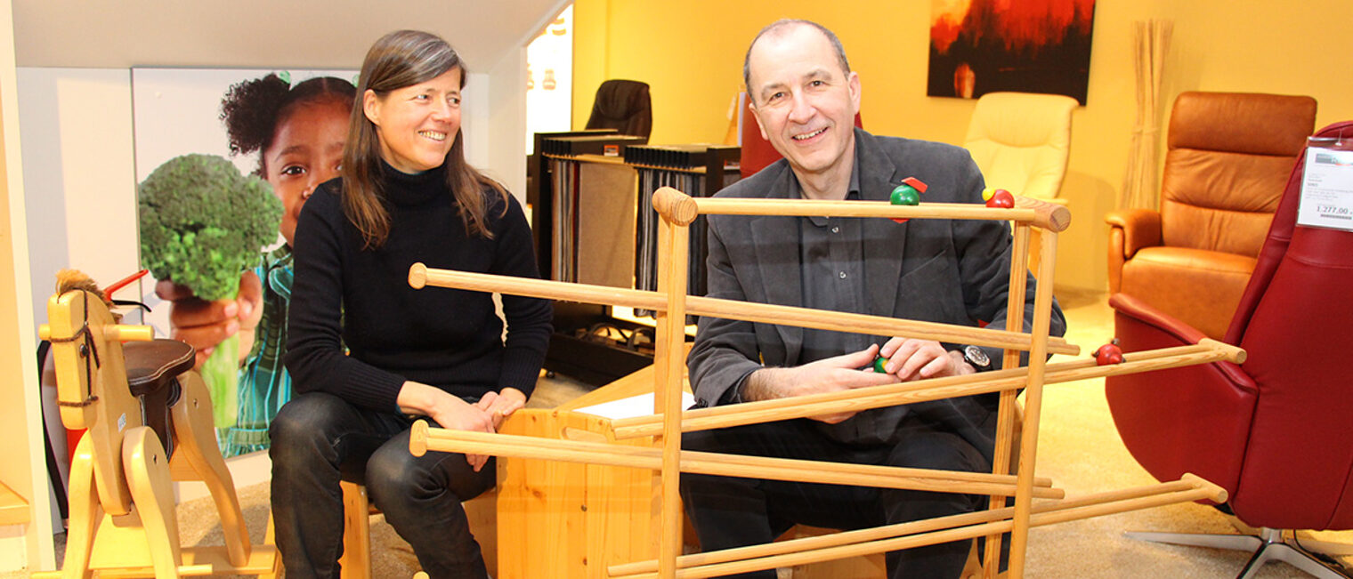 Siegfried Tippel zeigt Christina Völkers von der Handwerkskammer die Spielecke. Auf Kinder eingestellt: Siegfried Tippel zeigt Christina Völkers von der Handwerkskammer die Spielecke.