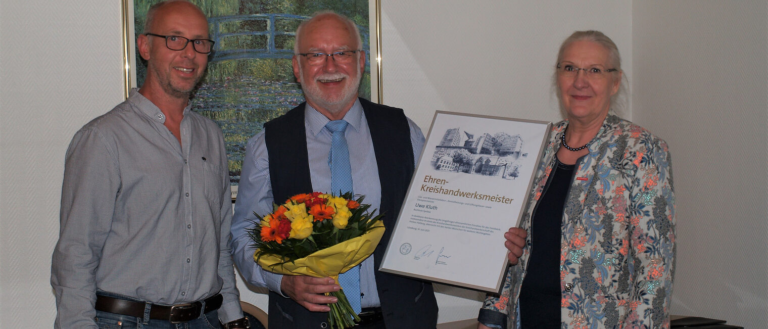 Bernd Hintze, Uwe Kluth, Heidi Kluth (v.l.) Uwe Kluth war zehn Jahre Kreishandwerksmeister - nun übernimmt Bernd Hintze (l.) das Amt. Hwk-Vizepräsdentin Heidi Kluth gratuliert.