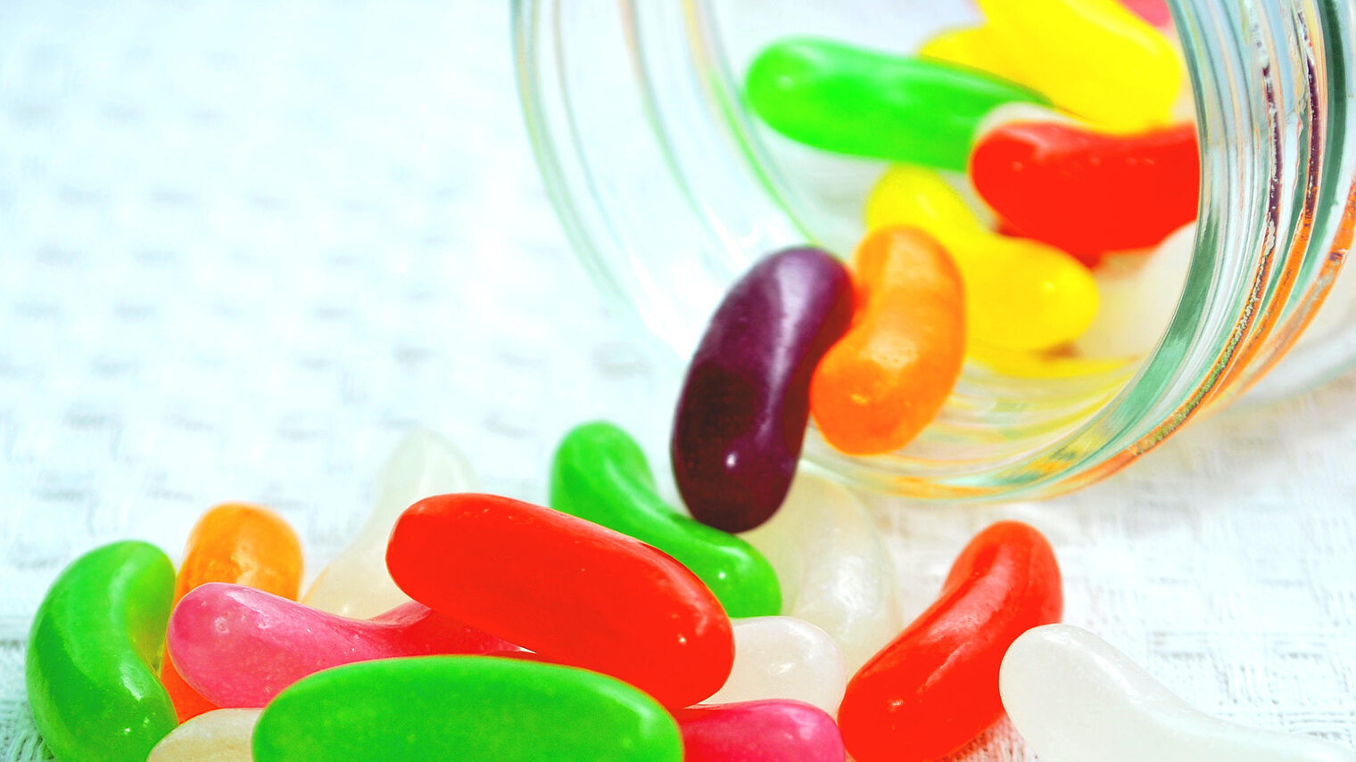 Symbolfoto Bonbons aus der Dose
