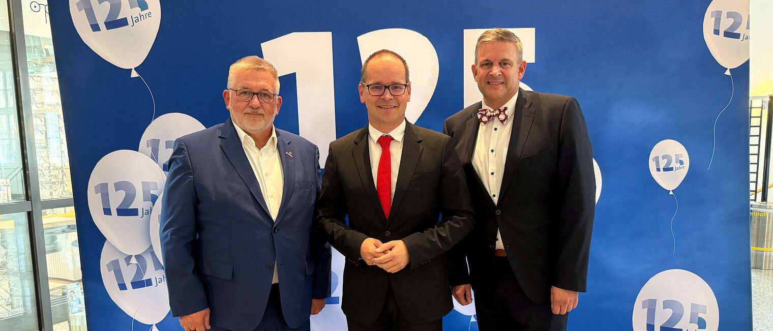 Wirtschaftsminister Grant Hendrik Tonne (Mitte) mit Kammerpräsident Detlef Bade (links) und Matthias Steffen, Hauptgeschäftsführer der Handwerkskammer (© Handwerkskammer).