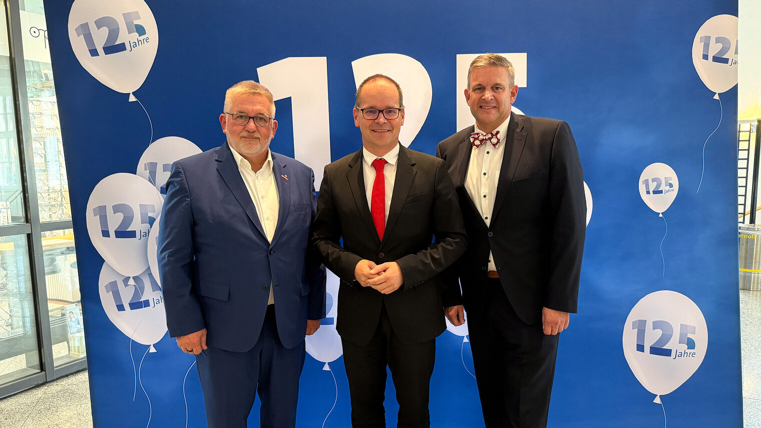 Wirtschaftsminister Grant Hendrik Tonne (Mitte) mit Kammerpräsident Detlef Bade (links) und Matthias Steffen, Hauptgeschäftsführer der Handwerkskammer (© Handwerkskammer).