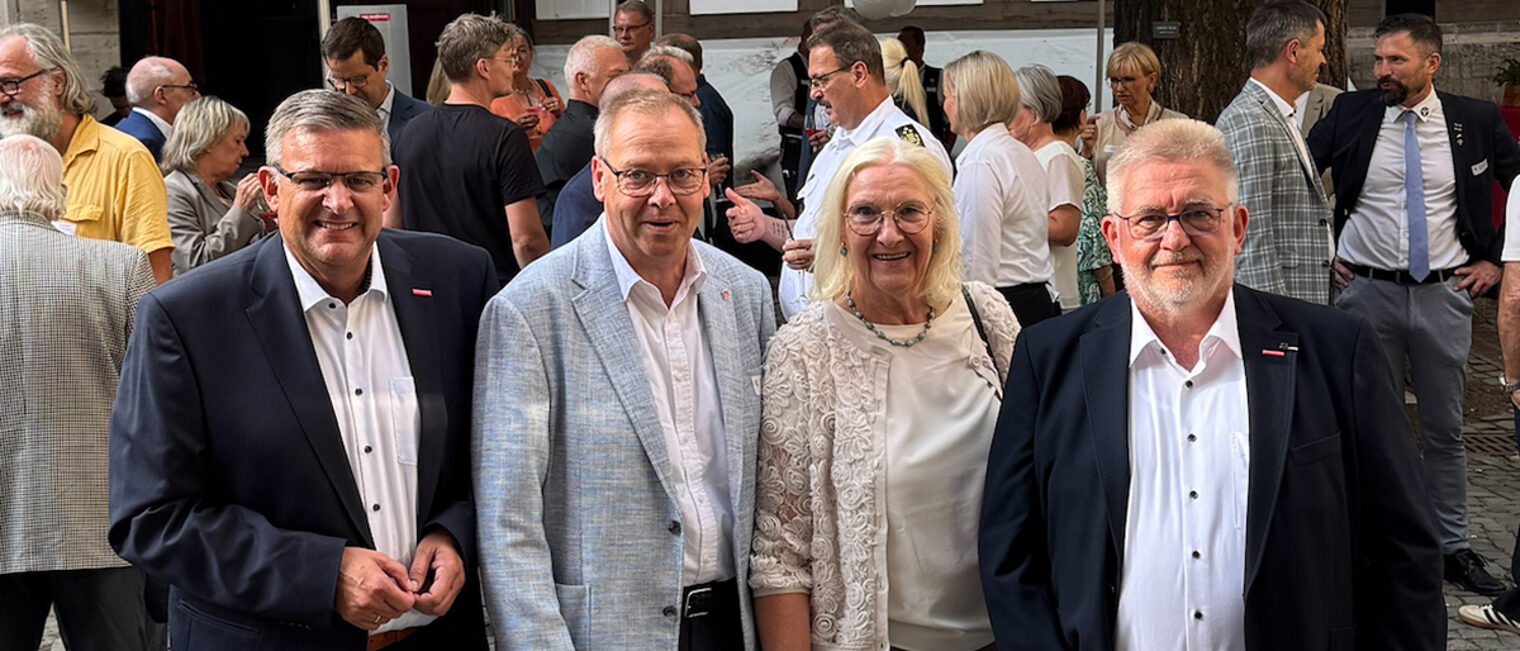 Vier Personen stehen in einer Reihe: (v. l.) Hauptgeschäftsführer Matthias Steffen, Vizepräsident Lutz Scholz, Vizepräsidentin Heidi Kluth und Kammerpräsident Detlef Bade