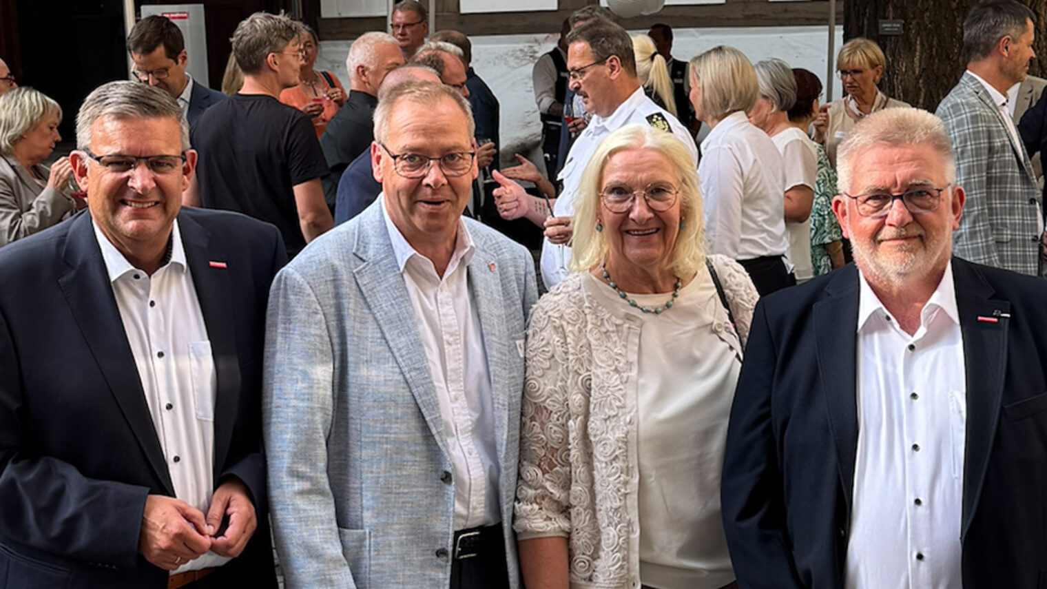 Vier Personen stehen in einer Reihe: (v. l.) Hauptgeschäftsführer Matthias Steffen, Vizepräsident Lutz Scholz, Vizepräsidentin Heidi Kluth und Kammerpräsident Detlef Bade